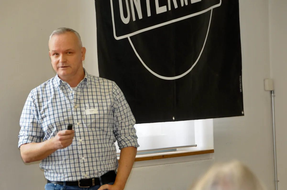 Man sieht einen Referenten am Sicherheitsforum Bubikon.